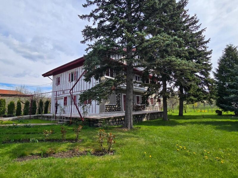 Curtea de Arges, vila 500 mp, teren 1.632 mp, ideala pentru locuinta sau pensiune.