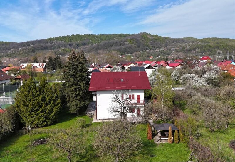Curtea de Arges, vila 500 mp, teren 1.632 mp, ideala pentru locuinta sau pensiune.