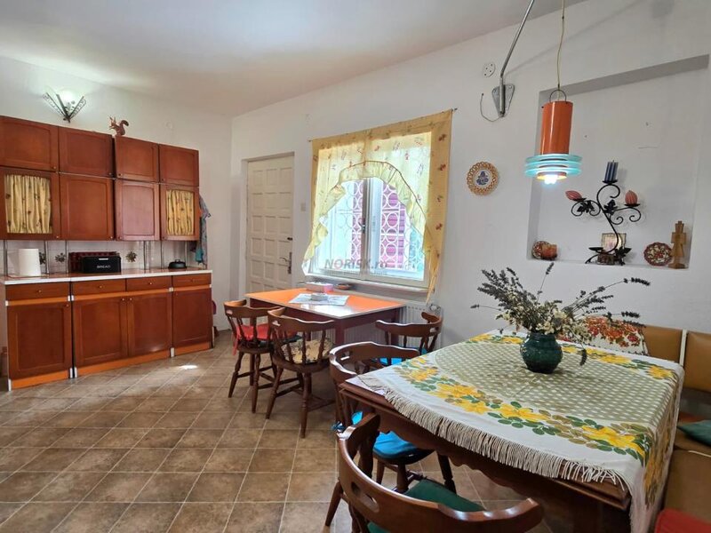 Curtea de Arges, vila 500 mp, teren 1.632 mp, ideala pentru locuinta sau pensiune.