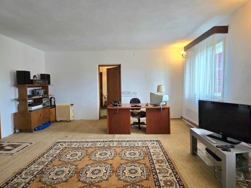 Curtea de Arges, vila 500 mp, teren 1.632 mp, ideala pentru locuinta sau pensiune.