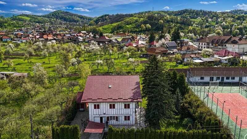 Curtea de Arges, vila 500 mp, teren 1.632 mp, ideala pentru locuinta sau pensiune.